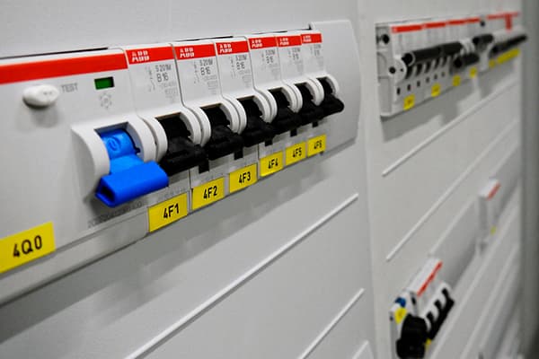 DGUV Vorschrift 3 und VDE Prüfung: Wichtige Vorgaben für Arbeitgeber