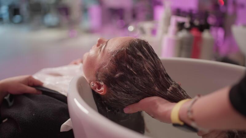 Wie ein ergonomisches Frisör Waschbecken den Friseurbesuch aufwertet